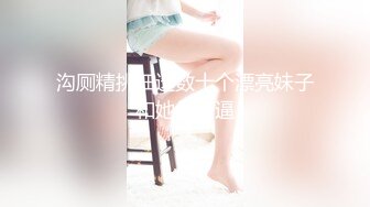 高挑黑丝长发御姐，女上位无套进出虎穴，有了感觉就带上套子，大力抽插，掰开大鲍鱼里面很粉红