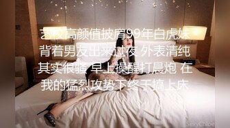 妹子拿着这根粗长的鸡巴就玩深喉