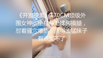 商场TP美女和男友约会牛仔裙里竟然没有穿内裤