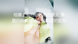 地攤上偷拍到的絕色美女,情趣白絲襪和極少見的透明藍色內內太挑逗誘人