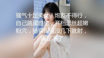 上海娇妻，商业模特出身、身材保养的很好，被老公调教成了个淫娃，震动棒、大屌、手指玩得她春心泛滥！