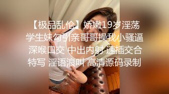 阳光明媚的上午，小伙吃完早餐躲进路边公厕拍下了银行职员的下半身