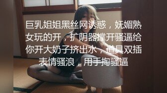 商场女厕直接闯入偷拍眼镜美女尿尿故意让她发现