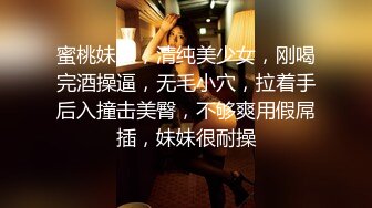 小伙2100元网约气质外围美女，非常敏感摸几下就出水，吸吮口交很喜欢这感觉，超近拍摄对着小穴抽插，高潮喷水搞得很湿