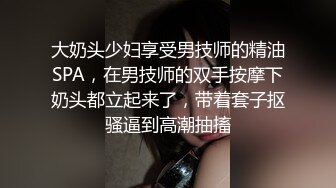 染發妹看著年齡不太大,和男友居家啪啪,被大哥邊幹邊錄像,表情微妙