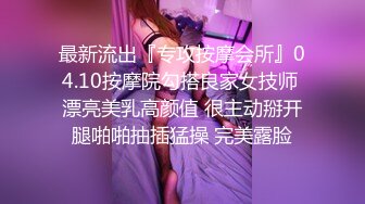 偷窥美容院，风韵老板娘关门和俩儿子床上玩手机，不知怎地妈妈就去玩了下儿子小鸡鸡，随后又玩手机了 牛啊这妈妈！